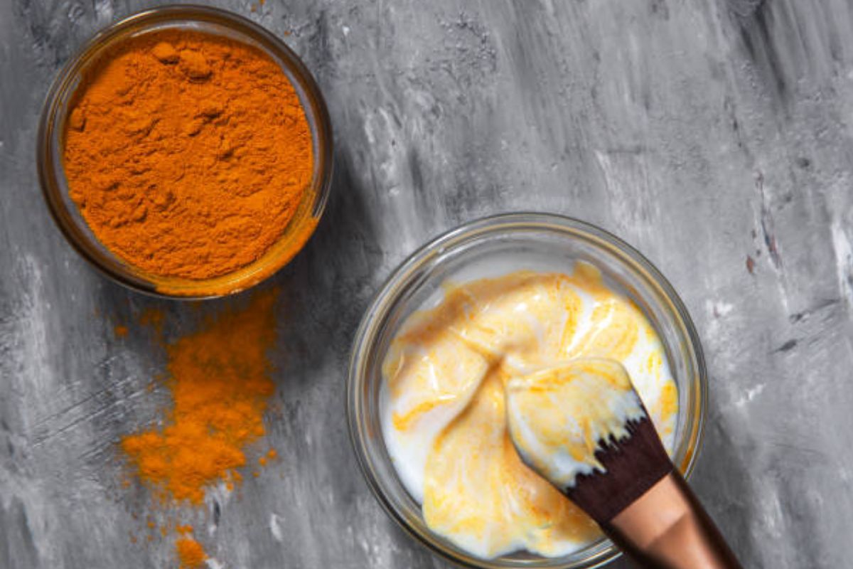 দই ও হলুদের ফেসপ্যাক: এই ফেসপ্যাক ত্বকে আনে প্রাকৃতিক সোনালি উজ্জ্বলতা। এই প্রাচীন সৌন্দর্য টিপস প্রজন্মের পর প্রজন্ম ধরে জনপ্রিয়। দইয়ে থাকা ল্যাকটিক অ্যাসিড মৃত ত্বক কোষ তুলে ত্বককে করে নরম ও উজ্জ্বল, আর হলুদ ত্বককে শান্ত করে এনে দেয় দারুণ গ্লো- উৎসবের সময়ের জন্য একেবারে পারফেক্ট।

কীভাবে ব্যবহার করবেন:

১ টেবিল চামচ দইয়ের সঙ্গে এক চিমটি হলুদ গুঁড়ো মেশান।

মিশ্রণটি মুখ ও ঘাড়ে সমানভাবে লাগান।

১০–১২ মিনিট রেখে ঠান্ডা জলে ধুয়ে ফেলুন।

নরম কাপড়ে আলতোভাবে মুছে নিন।